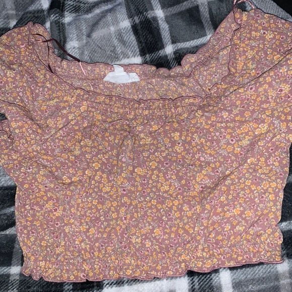 Adorable, cropped flower print top. Hasn’t been worn. - Picture 1 of 2